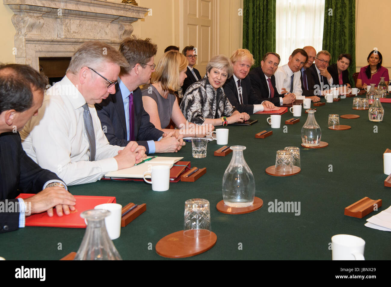 Premierminister Theresa Mai hält die ersten Kabinettssitzung seit den Parlamentswahlen mit ihrem neu gemischt Team in 10 Downing Street in London. Stockfoto
