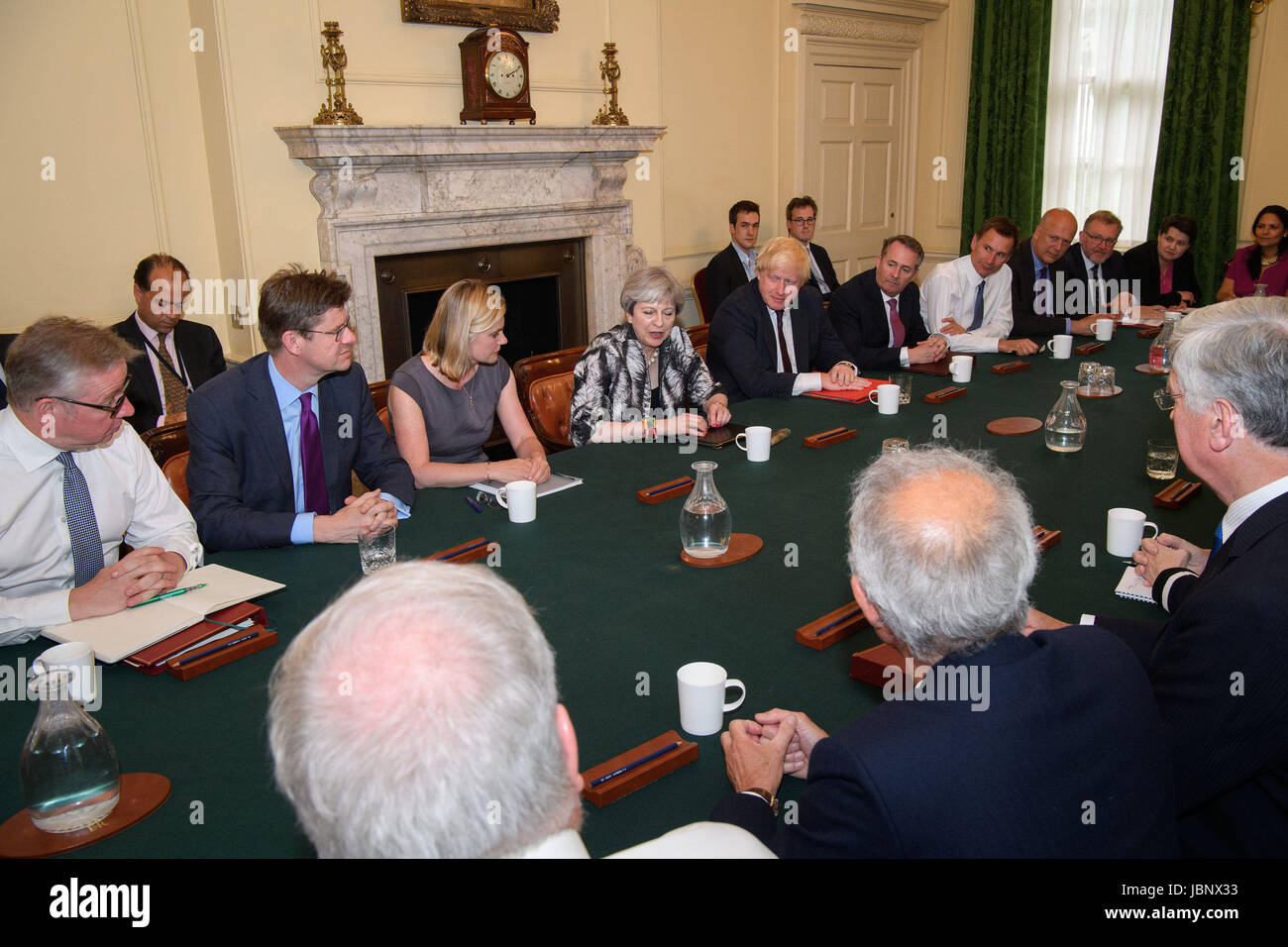Premierminister Theresa Mai hält die ersten Kabinettssitzung seit den Parlamentswahlen mit ihrem neu gemischt Team in 10 Downing Street in London. Stockfoto