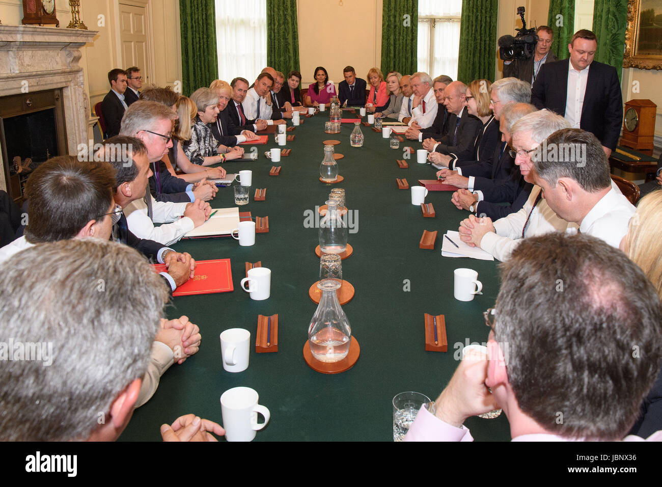 Premierminister Theresa Mai hält die ersten Kabinettssitzung seit den Parlamentswahlen mit ihrem neu gemischt Team in 10 Downing Street in London. Stockfoto