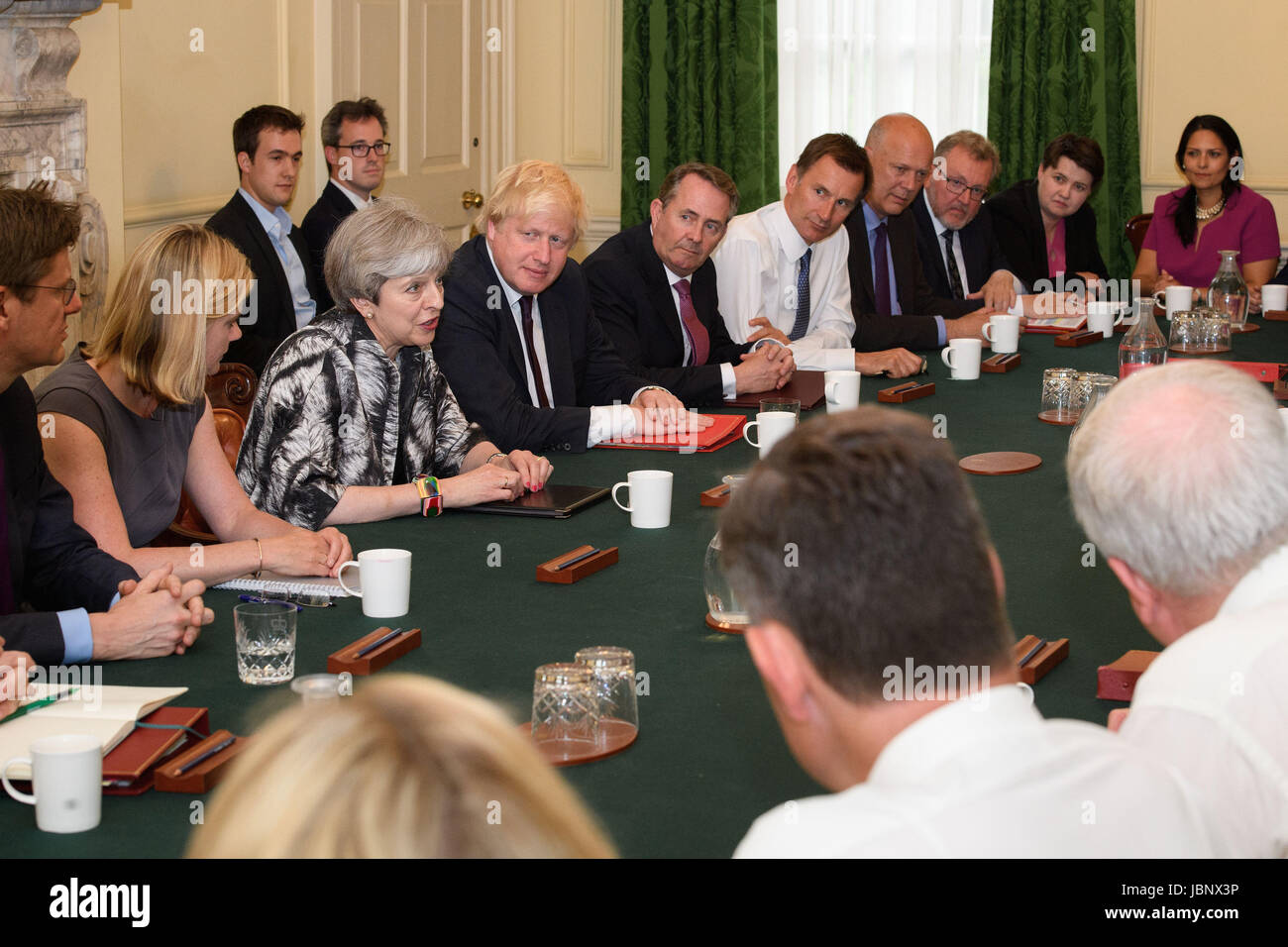 Premierminister Theresa Mai hält die ersten Kabinettssitzung seit den Parlamentswahlen mit ihrem neu gemischt Team in 10 Downing Street in London. Stockfoto