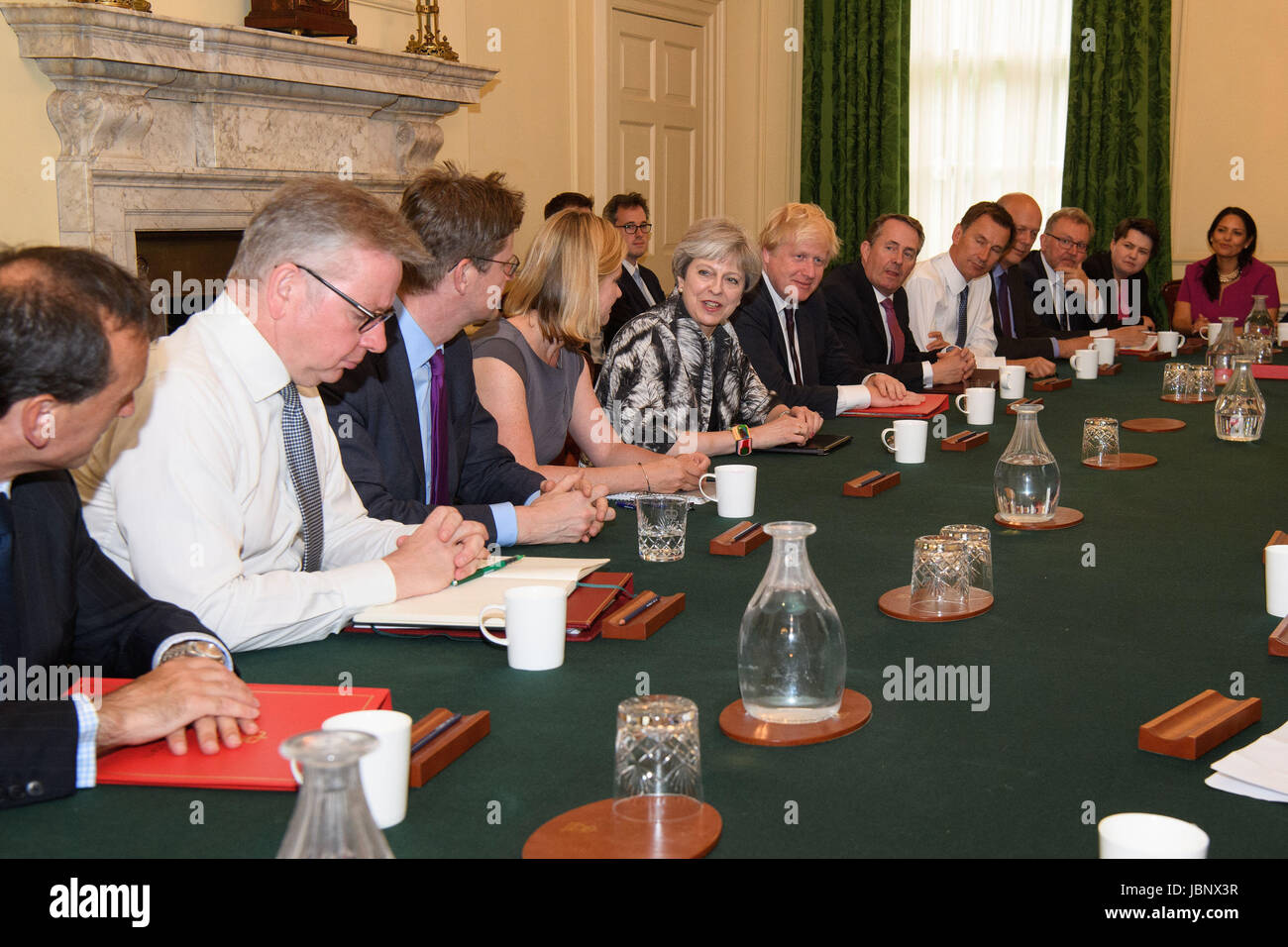 Premierminister Theresa Mai hält die ersten Kabinettssitzung seit den Parlamentswahlen mit ihrem neu gemischt Team in 10 Downing Street in London. Stockfoto
