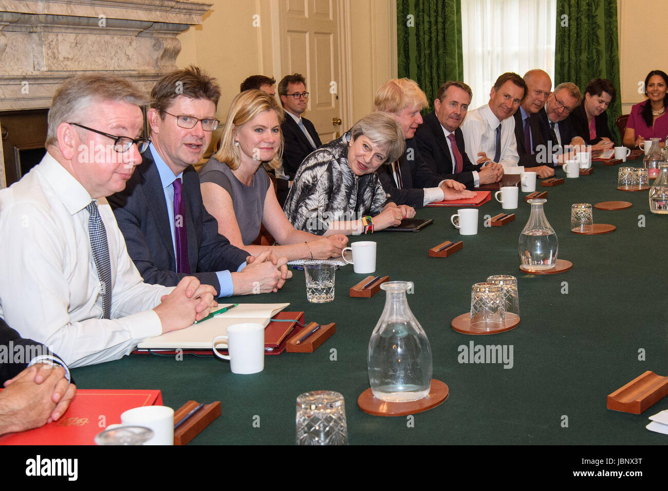 Premierminister Theresa Mai hält die ersten Kabinettssitzung seit den Parlamentswahlen mit ihrem neu gemischt Team in 10 Downing Street in London. Stockfoto