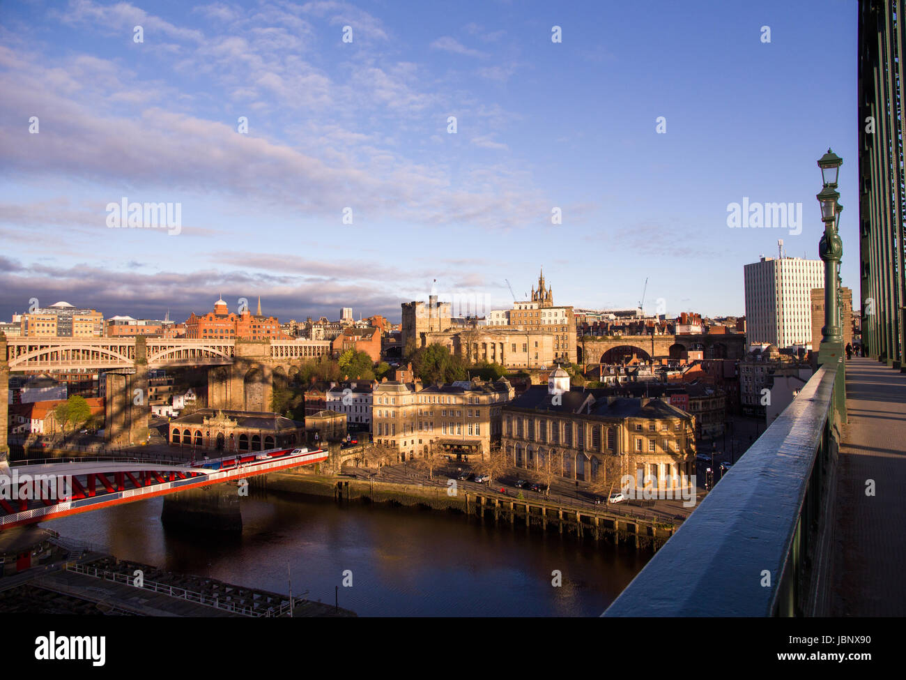 Newcastle Upon Tyne und Kai's Grainger Town Bereichen farbige Golden bei Sonnenaufgang, mit Schatten der legendären Tyne Bridge Besetzung über die Gebäude Stockfoto