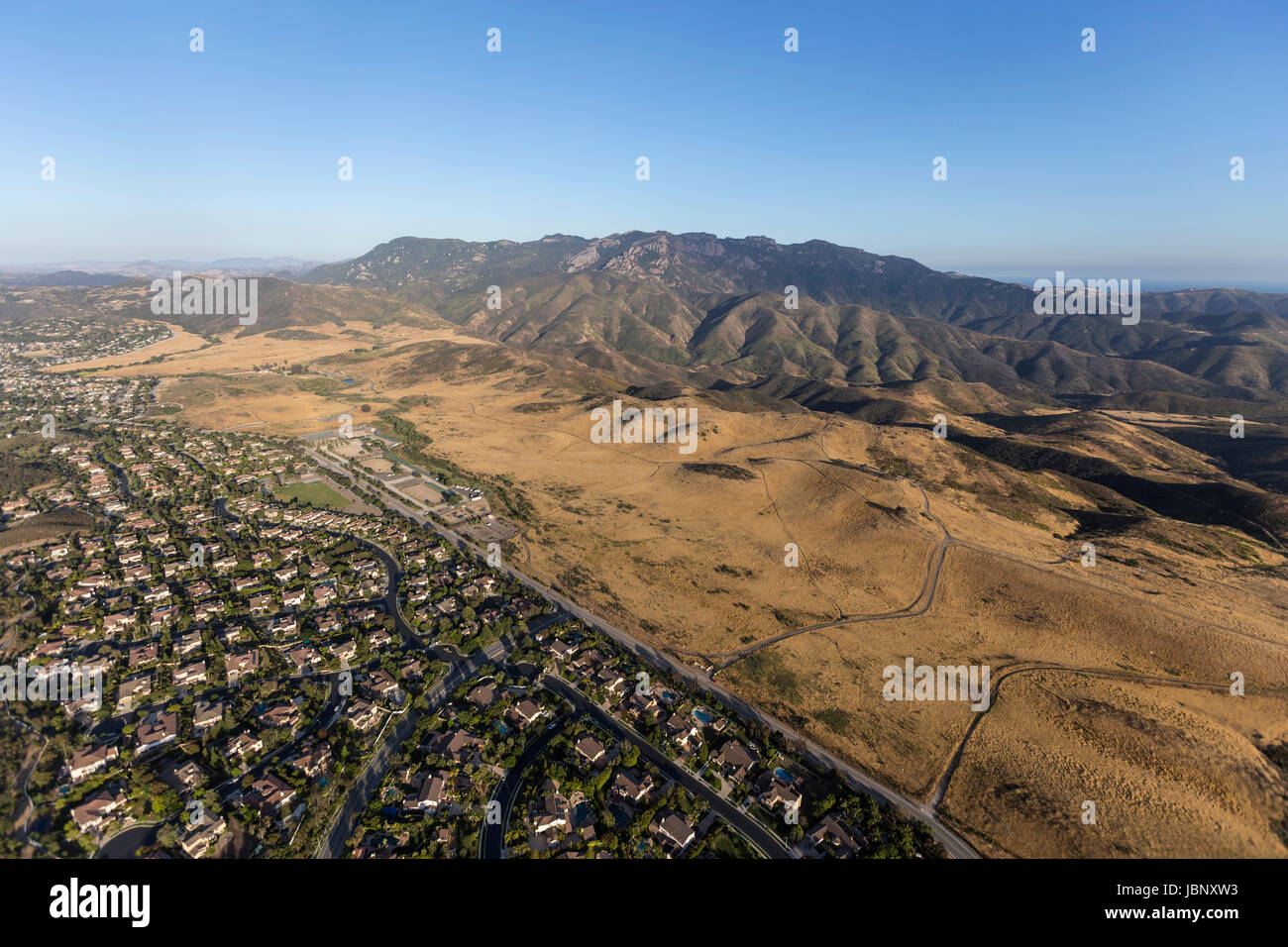 Luftaufnahme von Thousand Oaks, Newbury Park und Boney m in der Santa Monica Berge nationaler Erholung-Bereich von Ventura County, Kalifornien. Stockfoto