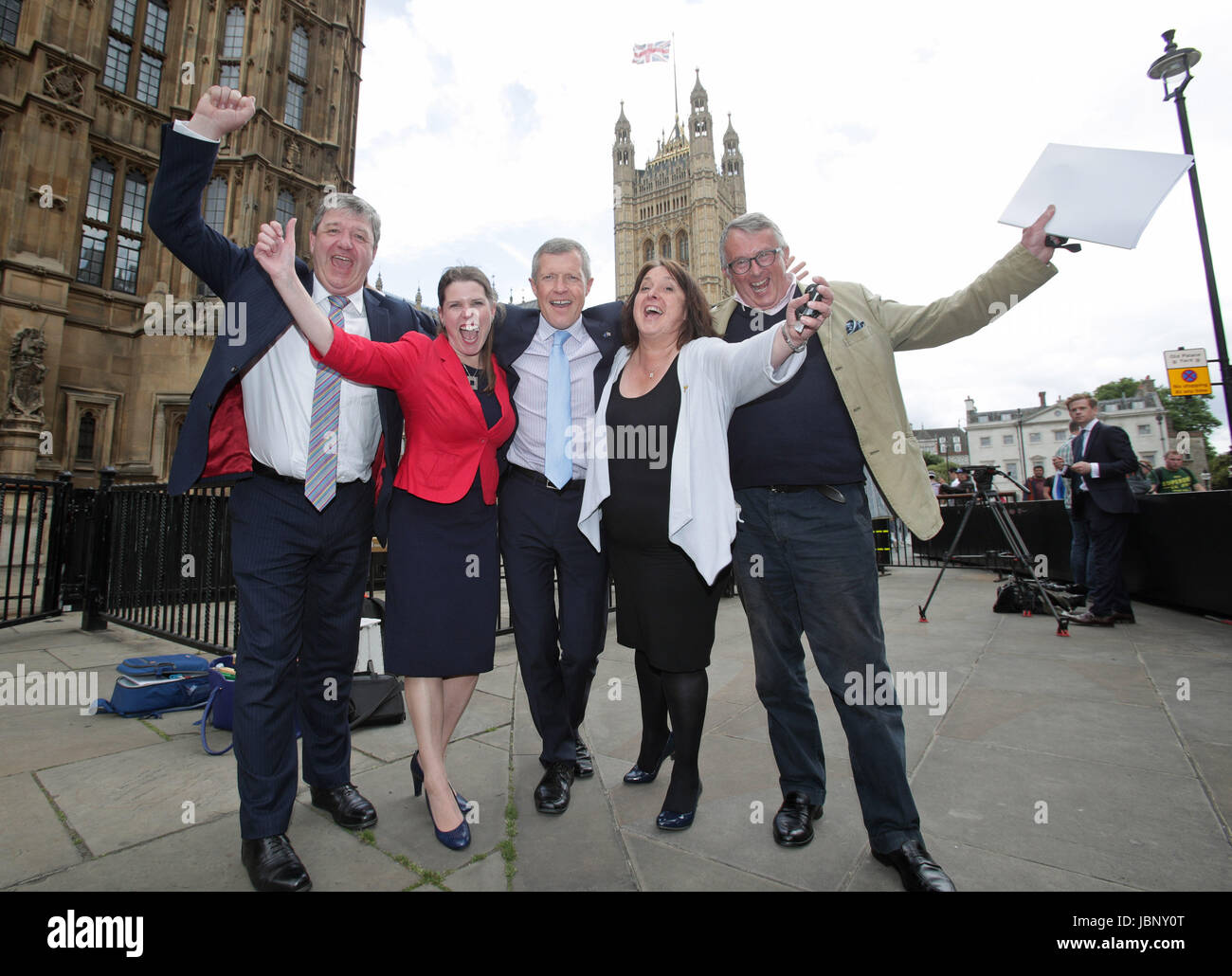 Vorsitzender der schottischen Liberaldemokraten und Mitglied des schottischen Parlaments für North East Fife Willie Rennie (Mitte) mit neu gewählten Abgeordneten der schottischen Liberaldemokraten (von links nach rechts) Alistair Carmichael (Orkney und Shetland), Jo Swinson (East Dunbartonshire), Christine Jardine (Edinburgh West), Und Jamie Stone (Caithness, Sutherland & Easter Ross), vor den Houses of Parliament in London. Stockfoto