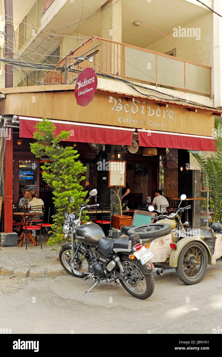 Bedivere Restaurant im Stadtteil Hamra in Beirut ist eine lokale sowie Expat Hangout.  Die kleine Anlage ist fester Bestandteil der Hamra geworden. Stockfoto