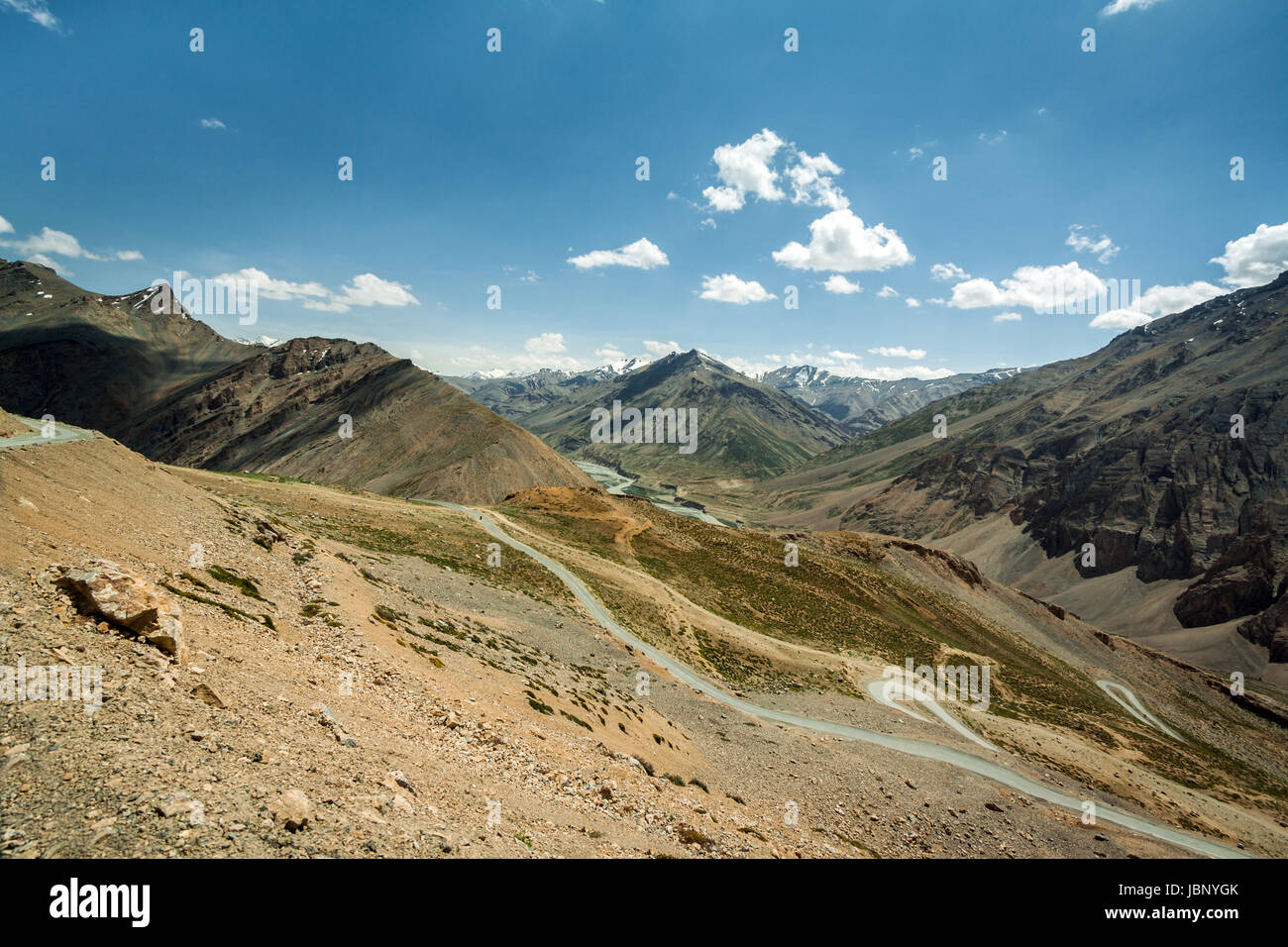 Höhenstraße durch die atemberaubende Landschaft des Himalaya-Gebirges. Haarnadel Kurven drehen und wenden durch atemberaubende Landschaften in Indien Stockfoto