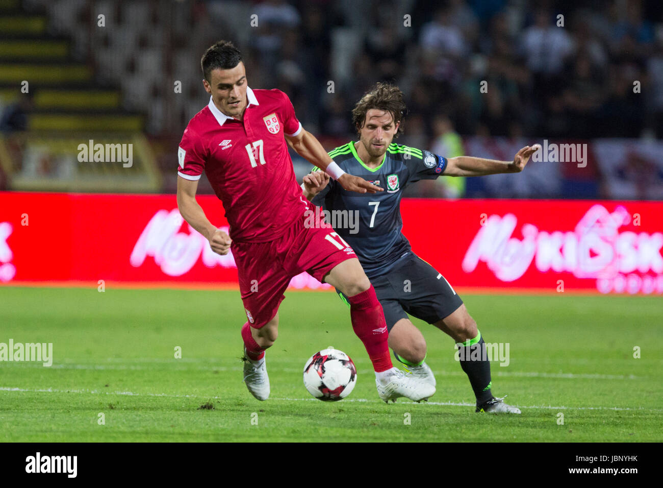 Belgrad, Serbien - 11. Juni 2017: Filip Kostic (L) von Serbien in Aktion gegen Joe Allen (R) von Wales während 2018 FIFA World Cup Qualifier Spiel b Stockfoto