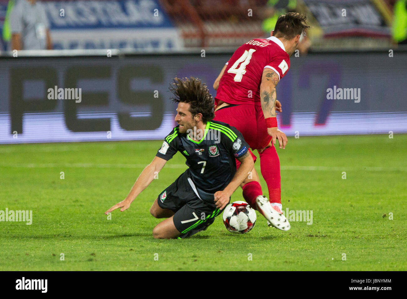 Belgrad, Serbien - 11. Juni 2017: Joe Allen (L) von Wales kämpfen um den Ball mit Nemanja Gudelj (R) Serbien während der 2018 FIFA World Cup Qualifie Stockfoto