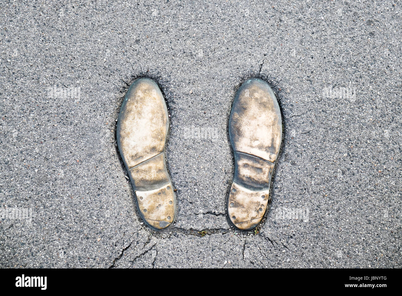 Die Bronze Impressum ein paar Schuhe auf einem Gehweg Bürgersteig in Wien, Österreich. Stockfoto