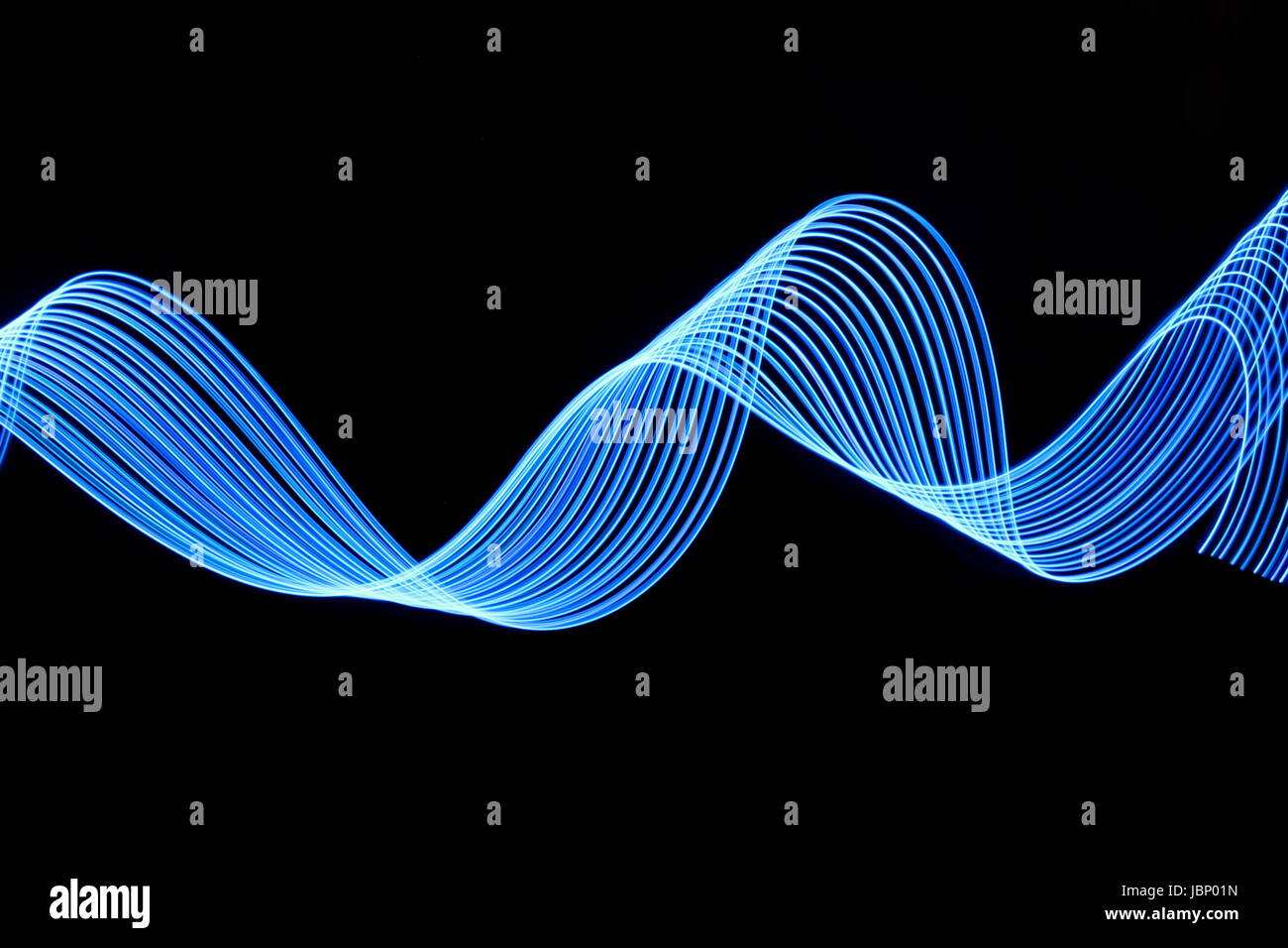 Blaue Licht Malerei Fotografie, Wellen und wirbelt elektrische blaue paralleler Linien, vor schwarzem Hintergrund Stockfoto