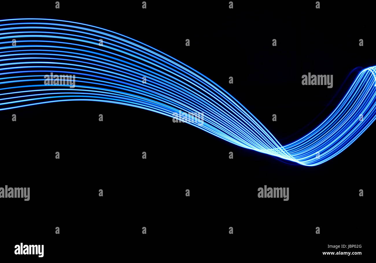 Blaue Licht Malerei Fotografie, Wellen und wirbelt elektrische blaue paralleler Linien, vor schwarzem Hintergrund Stockfoto