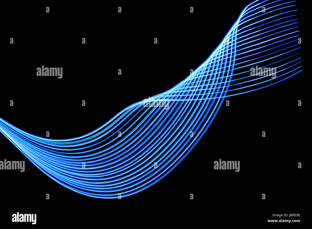 Blaue Licht Malerei Fotografie, Wellen und wirbelt elektrische blaue paralleler Linien, vor schwarzem Hintergrund Stockfoto