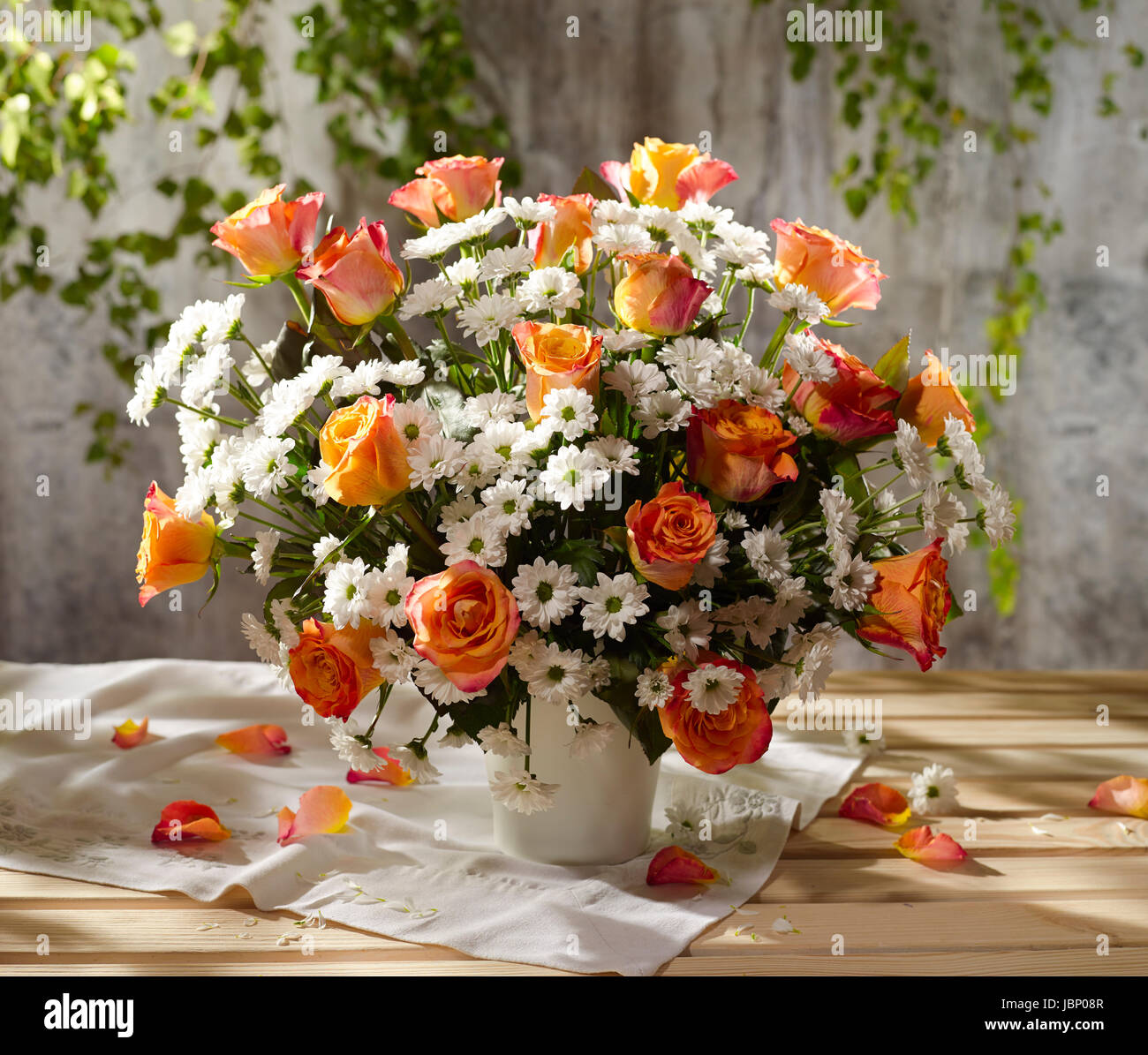 Blumenstrauß mit Rosen, Margaritas. Stockfoto