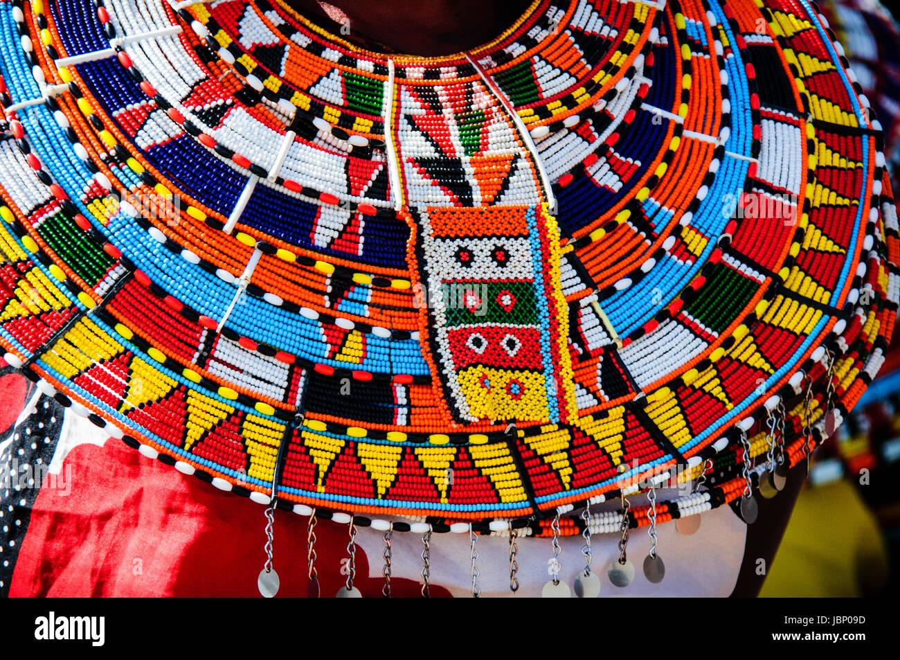 Bunte traditionelle Perlenkette, getragen von Samburu Massai-Frauen in Nord-Kenia, Ostafrika Stockfoto