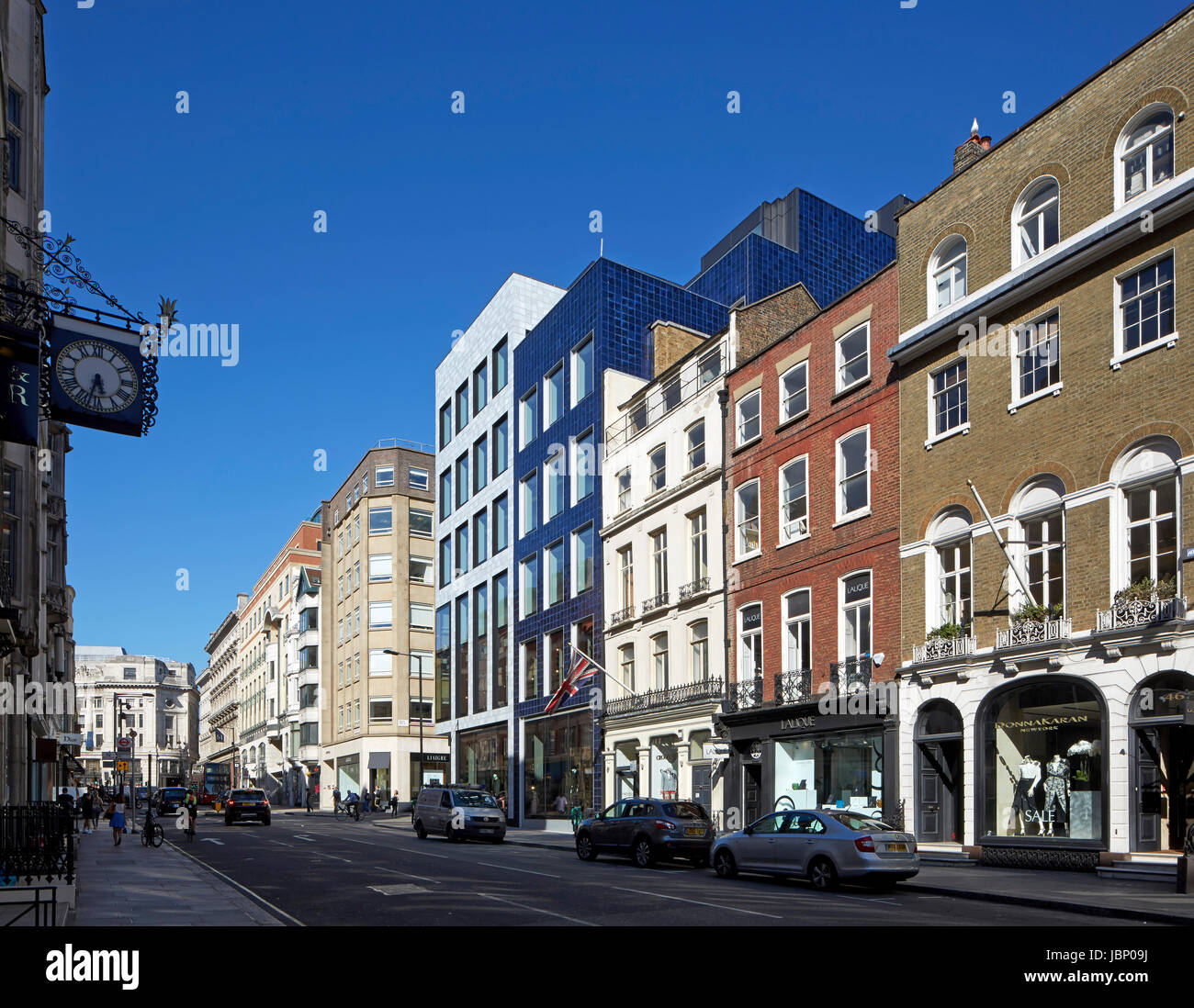 Gesamtansicht von Conduit Street. 24 Saville Row, London, Großbritannien. Architekt: EPR Architekten Limited, 2017. Stockfoto