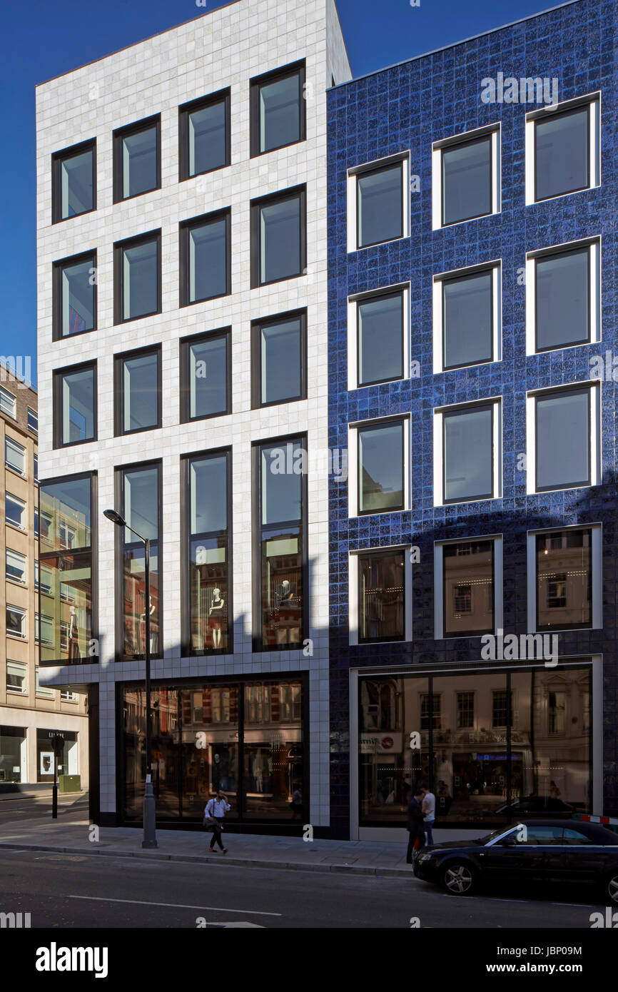 Detail der Fassade von Conduit Street. 24 Saville Row, London, Großbritannien. Architekt: EPR Architekten Limited, 2017. Stockfoto