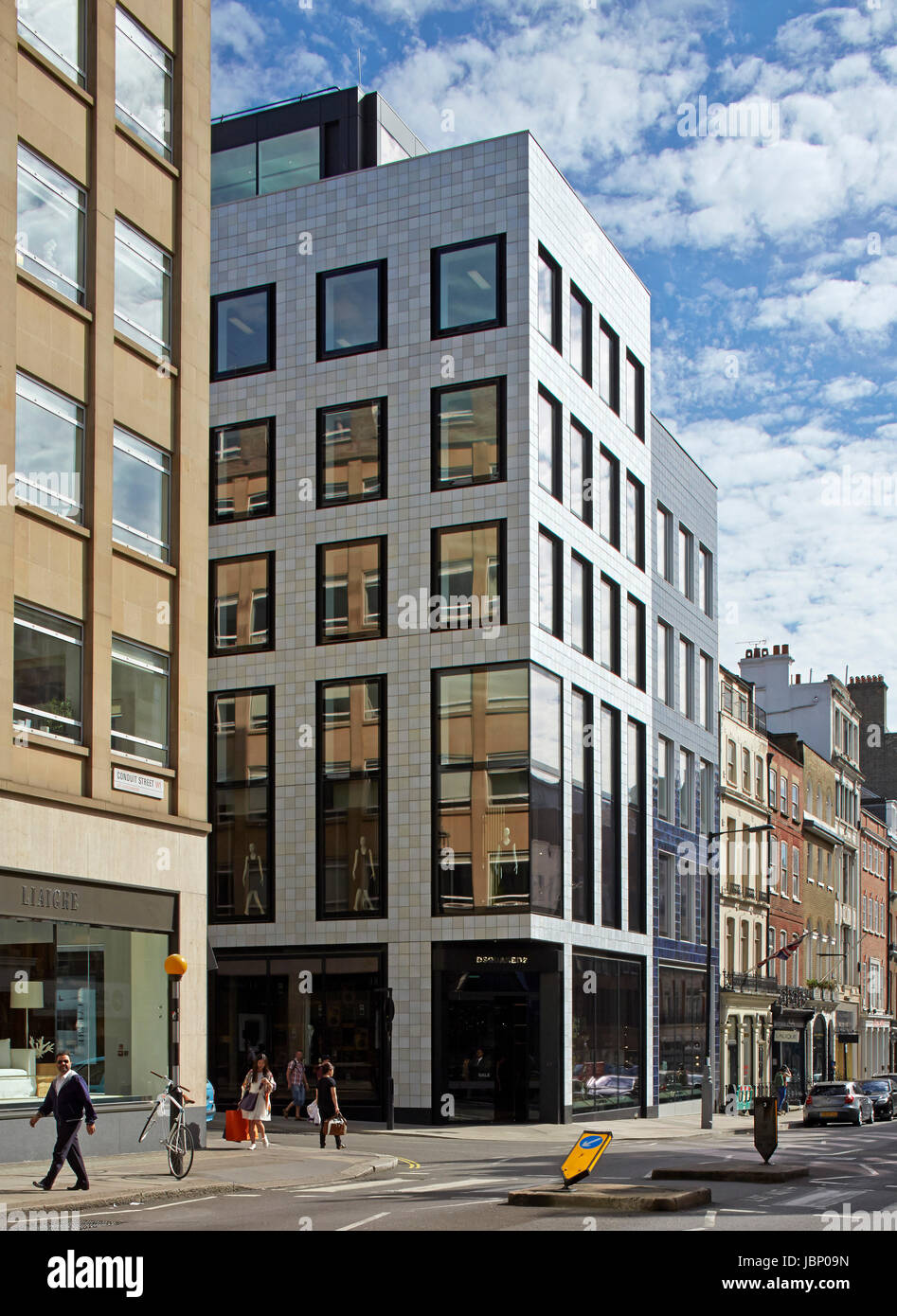 Gesamtansicht von Conduit Street. 24 Saville Row, London, Großbritannien. Architekt: EPR Architekten Limited, 2017. Stockfoto