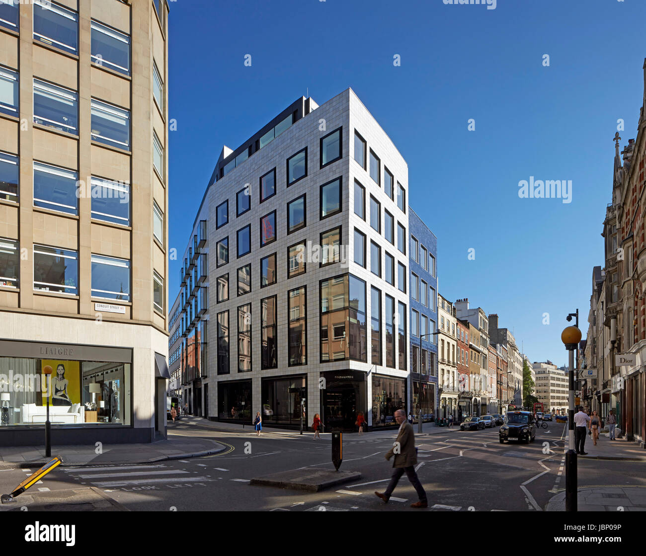 Gesamtansicht von Conduit Street. 24 Saville Row, London, Großbritannien. Architekt: EPR Architekten Limited, 2017. Stockfoto