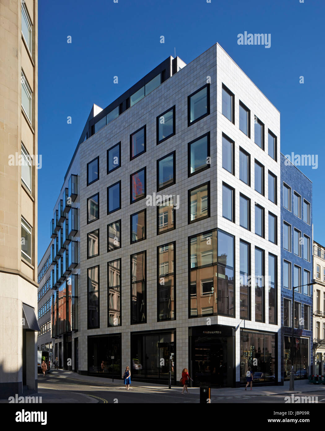 Gesamtansicht von Conduit Street. 24 Saville Row, London, Großbritannien. Architekt: EPR Architekten Limited, 2017. Stockfoto