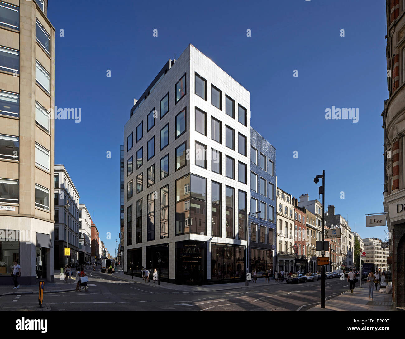 Gesamtansicht von Conduit Street. 24 Saville Row, London, Großbritannien. Architekt: EPR Architekten Limited, 2017. Stockfoto