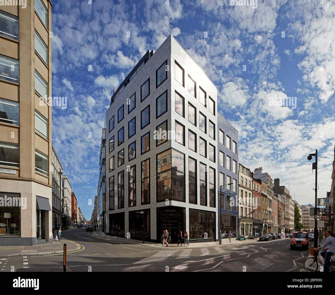 Gesamtansicht von Conduit Street. 24 Saville Row, London, Großbritannien. Architekt: EPR Architekten Limited, 2017. Stockfoto