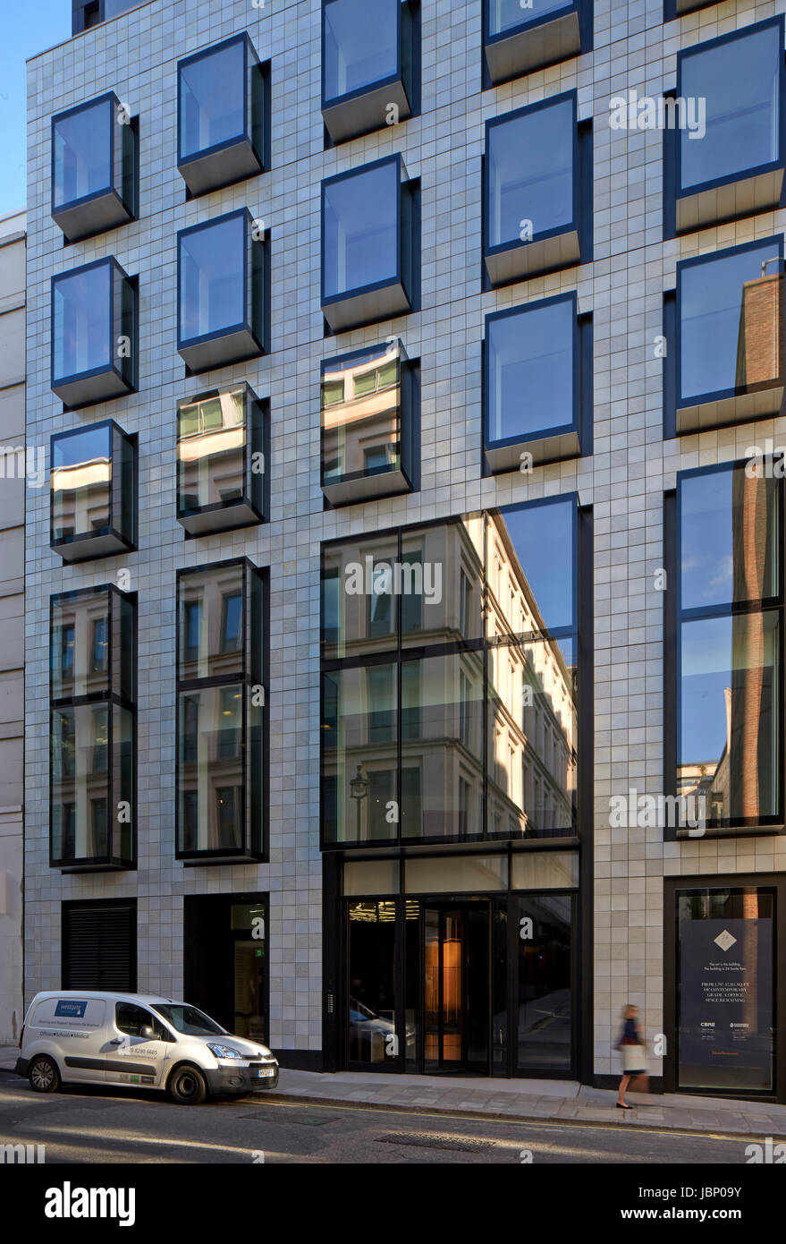 Detail der Fassade von Conduit Street. 24 Saville Row, London, Großbritannien. Architekt: EPR Architekten Limited, 2017. Stockfoto
