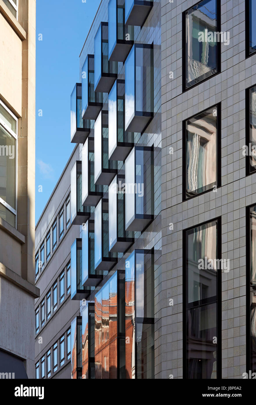Detail der Fassade von Conduit Street. 24 Saville Row, London, Großbritannien. Architekt: EPR Architekten Limited, 2017. Stockfoto