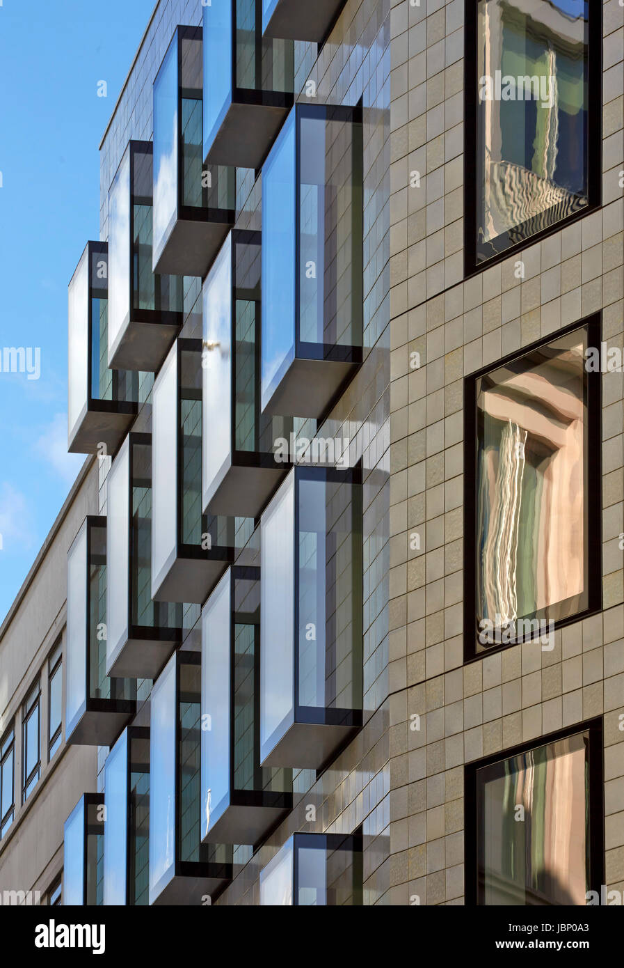 Detail der Fassade von Conduit Street. 24 Saville Row, London, Großbritannien. Architekt: EPR Architekten Limited, 2017. Stockfoto