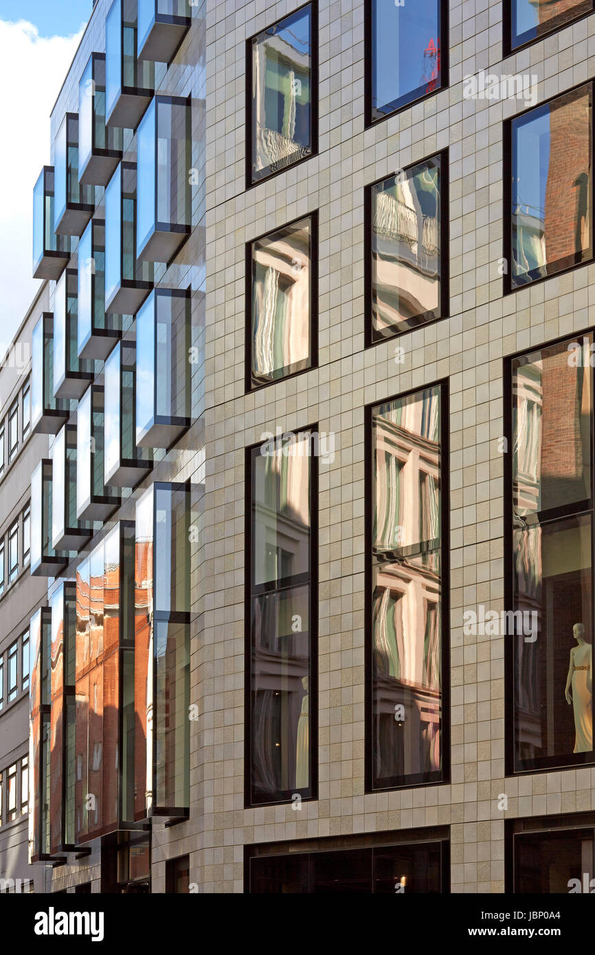 Detail der Fassade von Conduit Street. 24 Saville Row, London, Großbritannien. Architekt: EPR Architekten Limited, 2017. Stockfoto