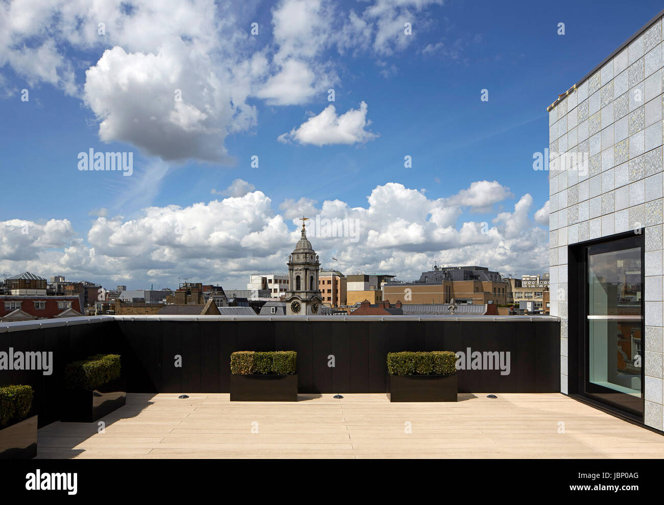 Terrasse auf dem Dach. 24 Saville Row, London, Großbritannien. Architekt: EPR Architekten Limited, 2017. Stockfoto