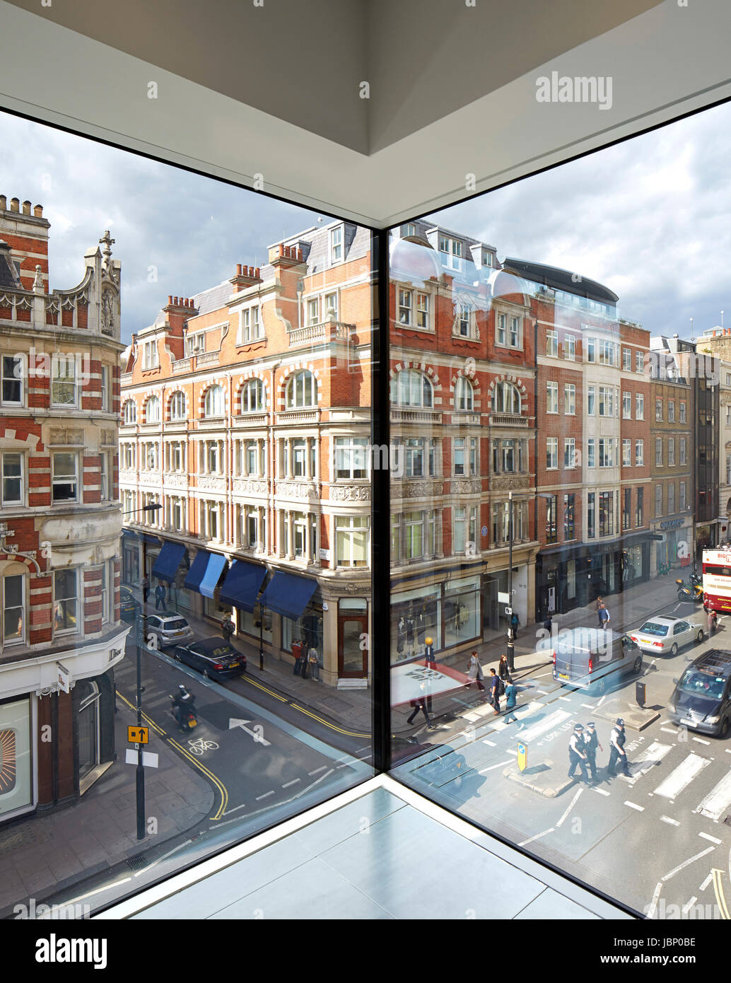 Innenansicht mit Blick auf die Conduit Street. 24 Saville Row, London, Großbritannien. Architekt: EPR Architekten Limited, 2017. Stockfoto