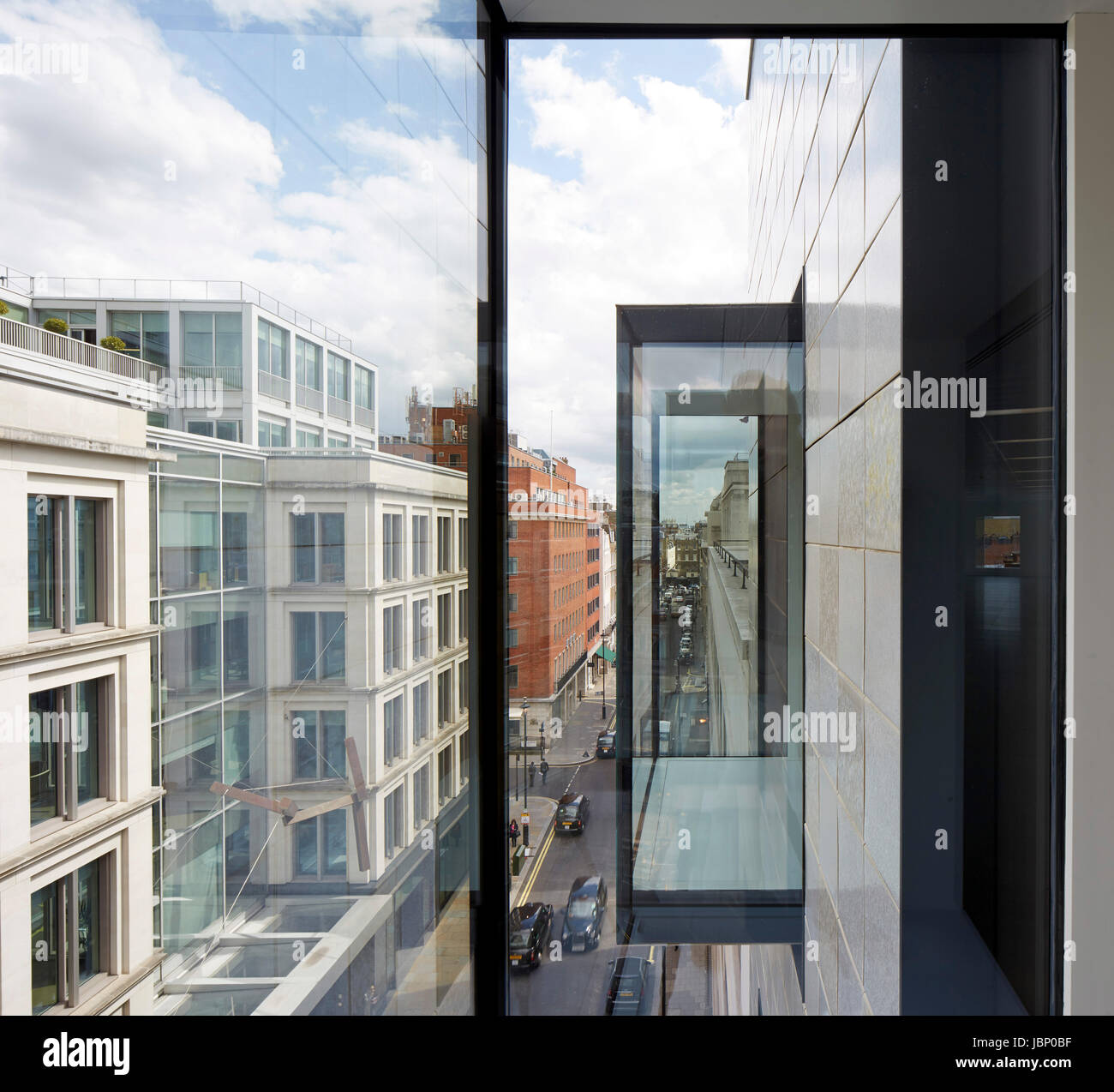 Innenansicht mit Blick auf Saville Row. 24 Saville Row, London, Großbritannien. Architekt: EPR Architekten Limited, 2017. Stockfoto