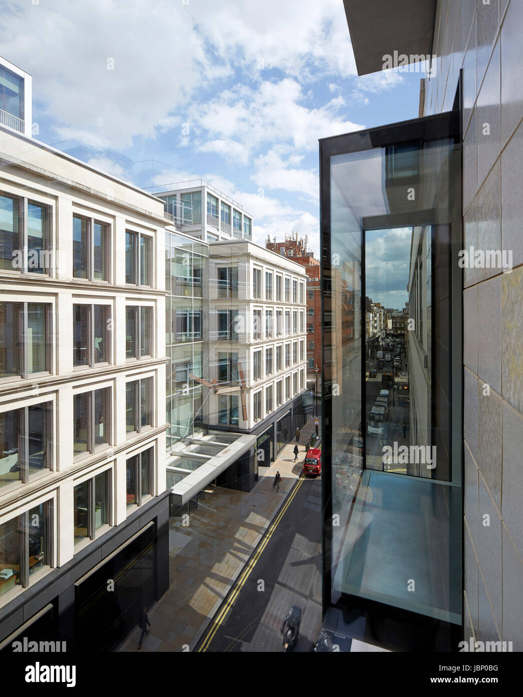 Innenansicht mit Blick auf Saville Row. 24 Saville Row, London, Großbritannien. Architekt: EPR Architekten Limited, 2017. Stockfoto