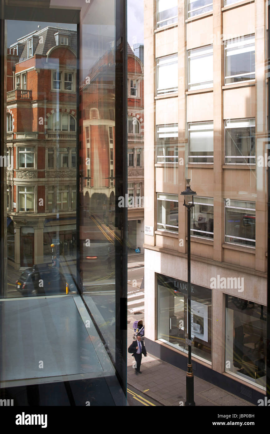 Innenansicht mit Blick auf Saville Row. 24 Saville Row, London, Großbritannien. Architekt: EPR Architekten Limited, 2017. Stockfoto
