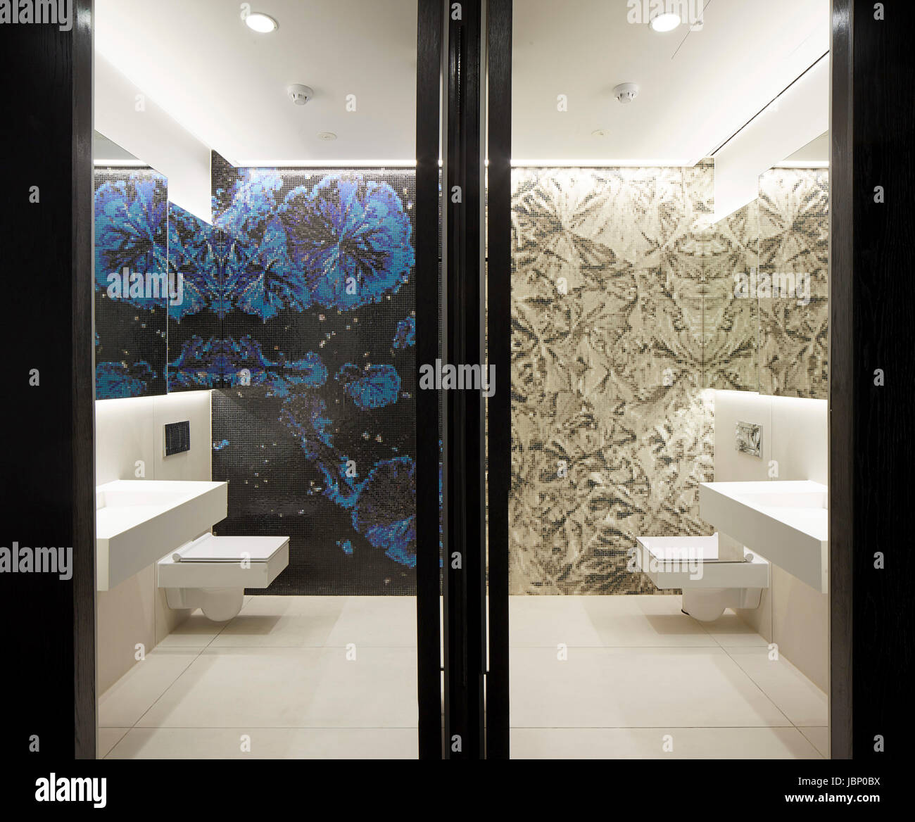 Bunte WC. 24 Saville Row, London, Großbritannien. Architekt: EPR Architekten Limited, 2017. Stockfoto