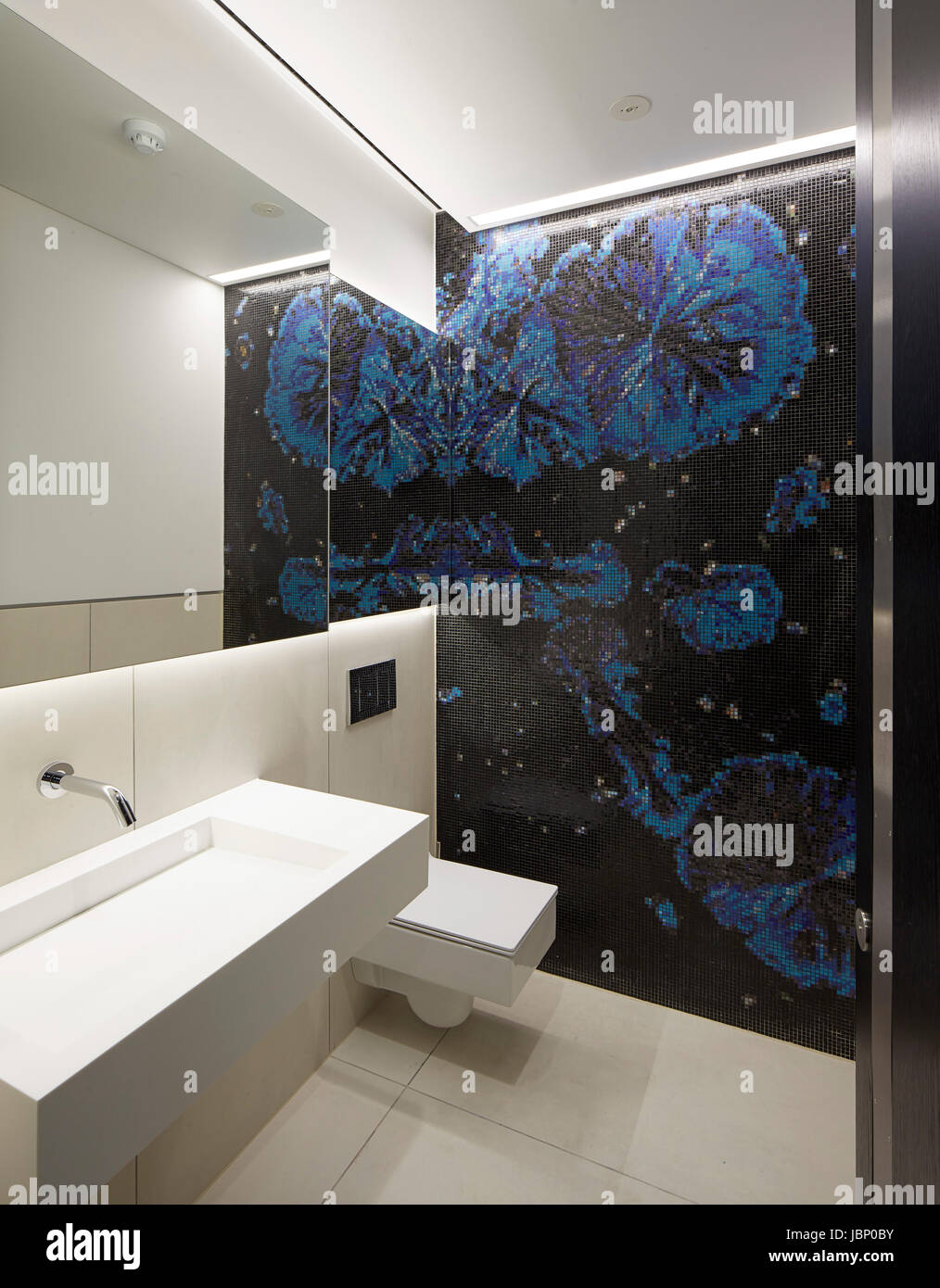 Bunte WC. 24 Saville Row, London, Großbritannien. Architekt: EPR Architekten Limited, 2017. Stockfoto