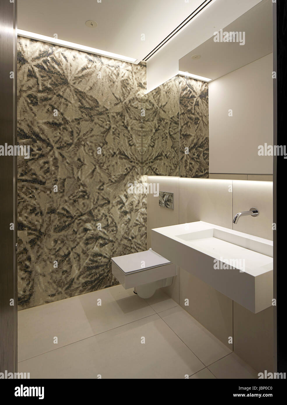 Bunte WC. 24 Saville Row, London, Großbritannien. Architekt: EPR Architekten Limited, 2017. Stockfoto