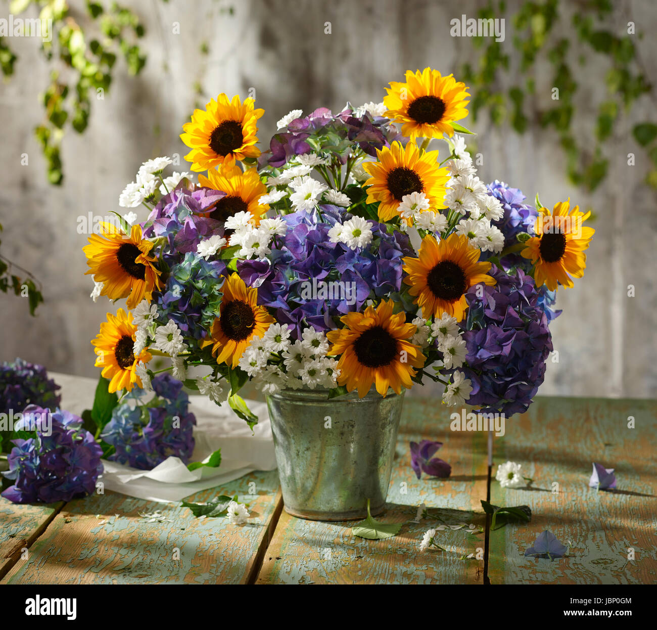 Blumenstrauß mit Sonnenblumen. Stockfoto