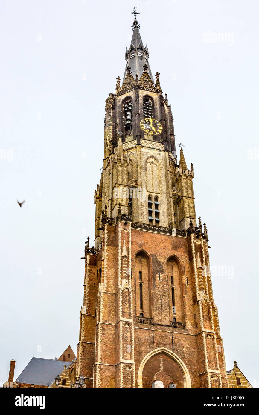 Glockenturm Uhr neue Kathedrale Nieuwe Kerk Niederländisch Reformierte  Kirche Delft Niederlande Holland Niederlande. Pfarrkirche in 1300er,  Grabstätte des Roy Stockfotografie - Alamy