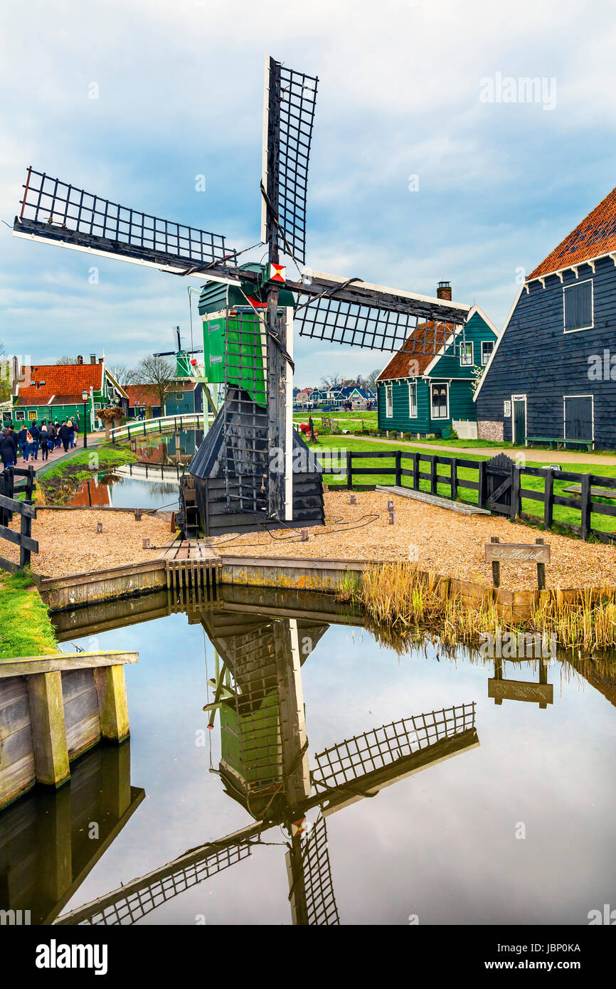 Kleine hölzerne Windmühle Zaanse Schans alte Windmühle Dorf Landschaft Holland Niederlande. Funktionierende Windmühlen aus dem 16. bis 18. Jahrhundert auf dem Fluss Stockfoto