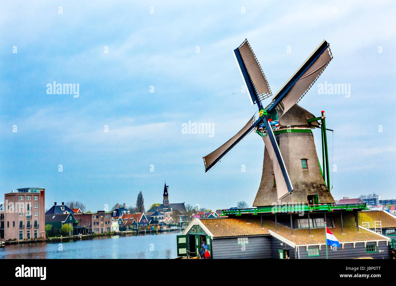 Holz Holz Windmühle Zaanse Schans alte Windmühle Dorf Landschaft Holland Niederlande. Funktionierende Windmühlen aus dem 16. bis 18. Jahrhundert auf der Rive Stockfoto