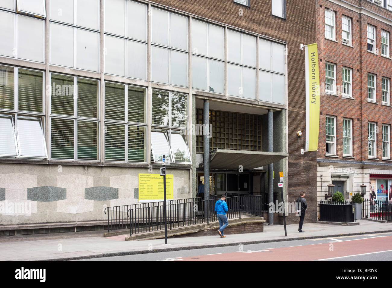 Eingang zur Bibliothek Holborn, Theobalds Straße, Holborn, London Borough of Camden, Großbritannien Stockfoto