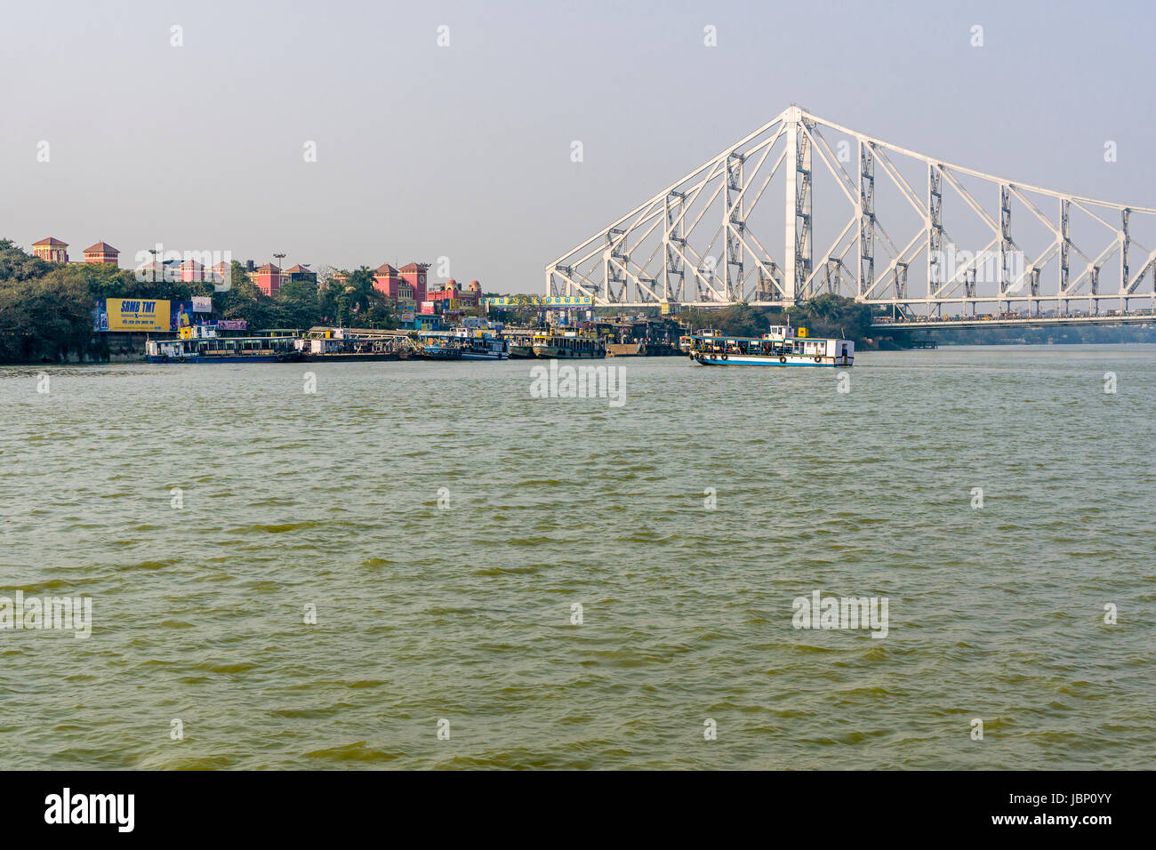 Howrah Bridge in Kalkutta, spanning über Der hoogli Fluss und Bahnhof Howrah Stockfoto