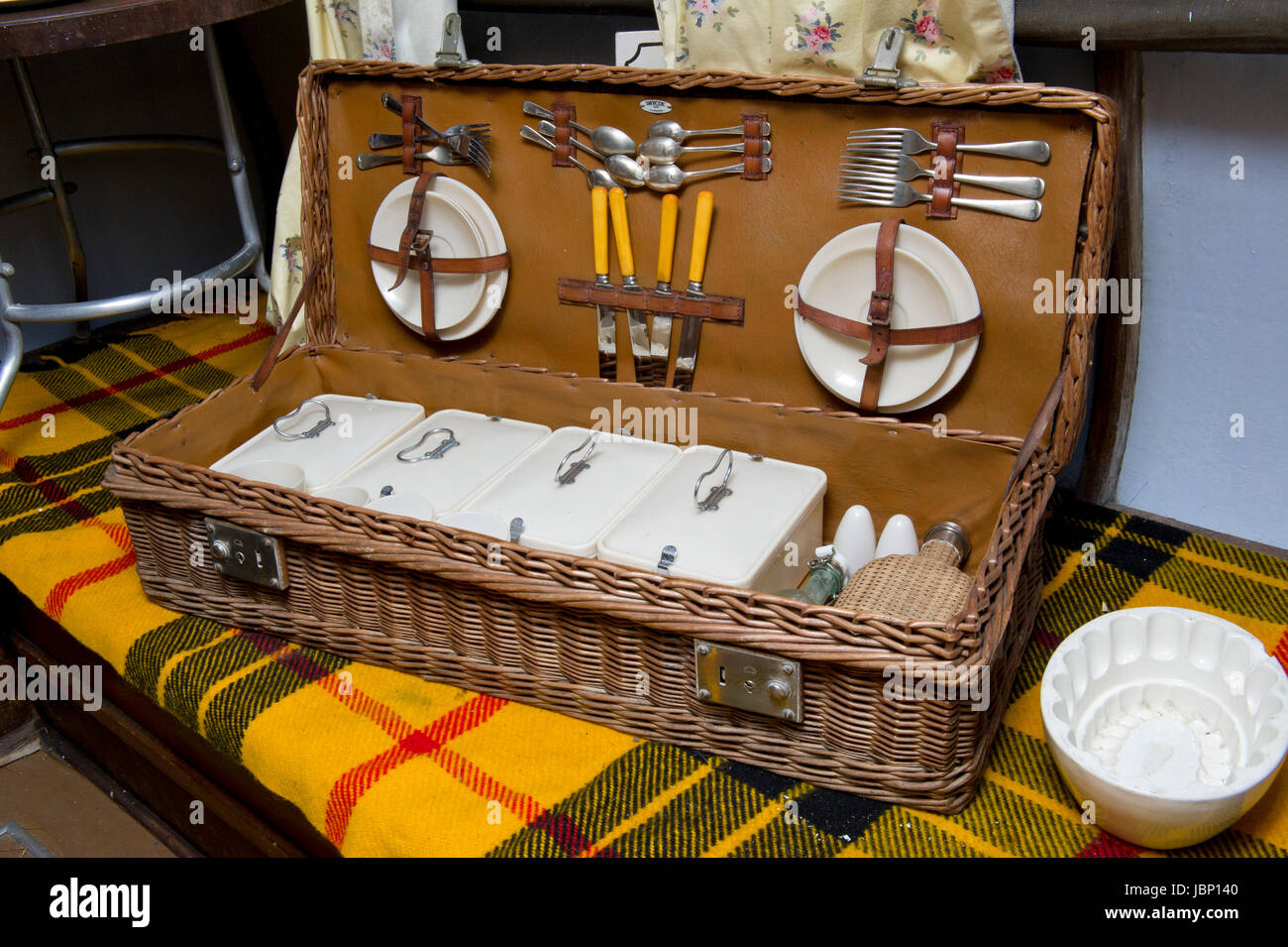 Oldtimer Picknick-Korb Stockfotografie - Alamy