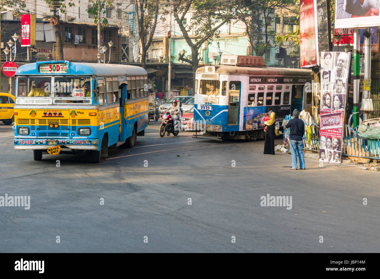 Ein Bus, Autos und eine Straßenbahn an einer verkehrsreichen Straße in der Vorstadt sealdah