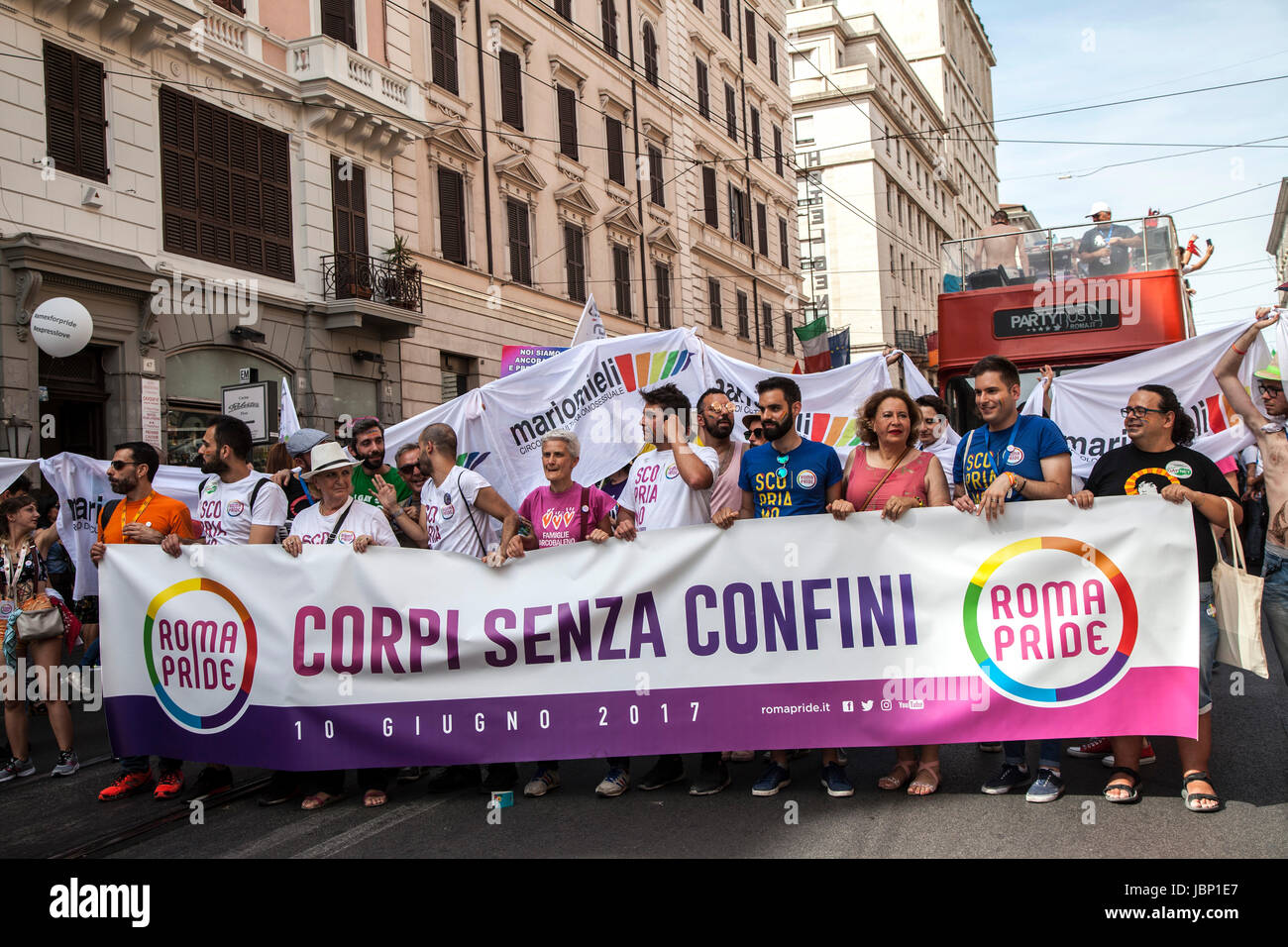 Tausende von Menschen auf dem Platz in Rom für die Pride-2017, den Parade-Marsch der LGBT-Aktivisten, die Rechte von Lesben, Schwulen und bisexuellen zu verlangen. Stockfoto
