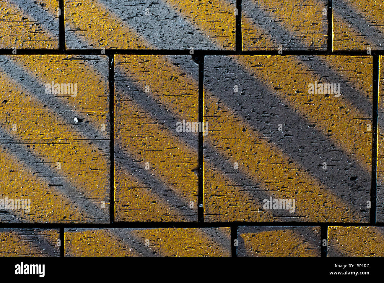 Pflastersteine aus Beton auf Boden mit kontrastierenden eckige Linien von  Ecke zu Ecke gelegt Stockfotografie - Alamy
