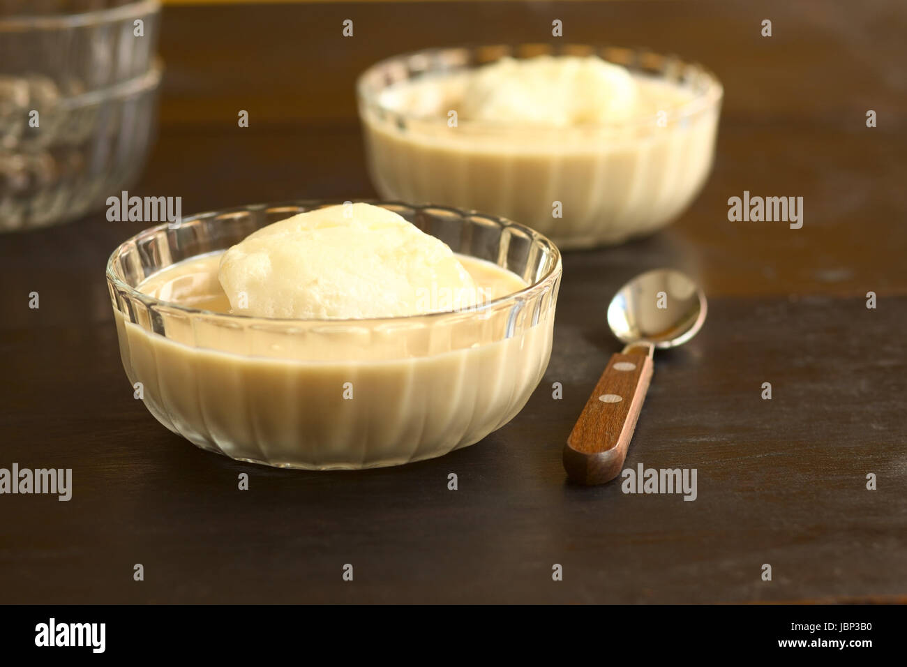 Schwimmende Insel, genannt Europäische Dessert französischer Herkunft Oeufs à la Neige in Französisch, im ungarischen Madartej (Vogels Milch). Vanille Pudding ist aus Eigelb, Milch, Zucker und Vanille, das weiße Baiser obendrauf setzt sich aus gekochten geschlagene Eiweiß. (Selektiven Fokus, Fokus auf der Vorderseite des Eiweiß-Schaum) Stockfoto