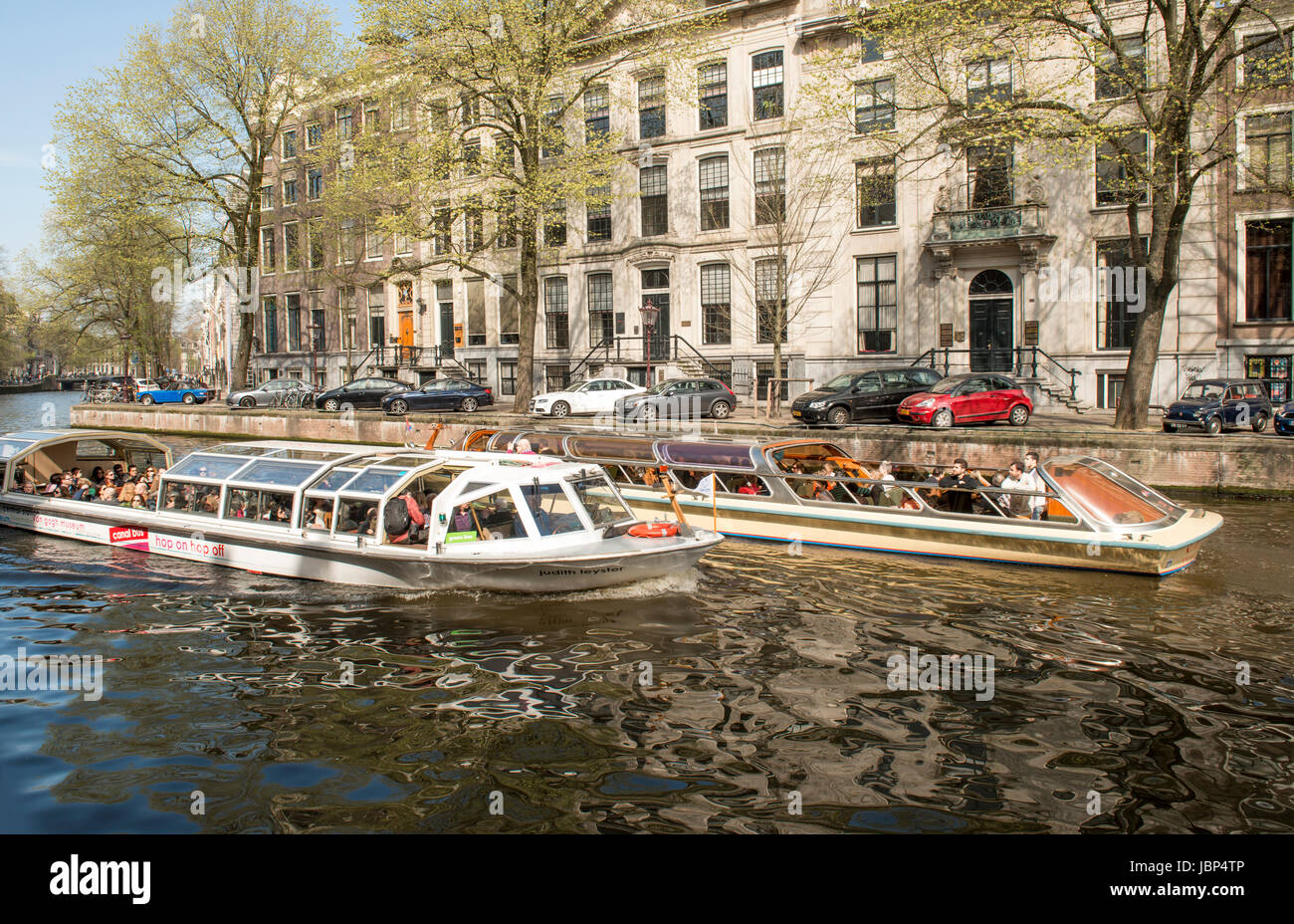 Amsterdam, Niederlande - 5. April 2014; Ein Amsterdam Grachtenfahrt ist beliebteste Touristenattraktion. Eine vielfältige Flotte von rund 200 Ausflugsboote tragen mehr als 3 Millionen Passagiere pro Jahr. Stockfoto